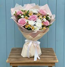 Букет цветов из:  Гвоздики, Орхидеи и Розы в Михайловской Слободе