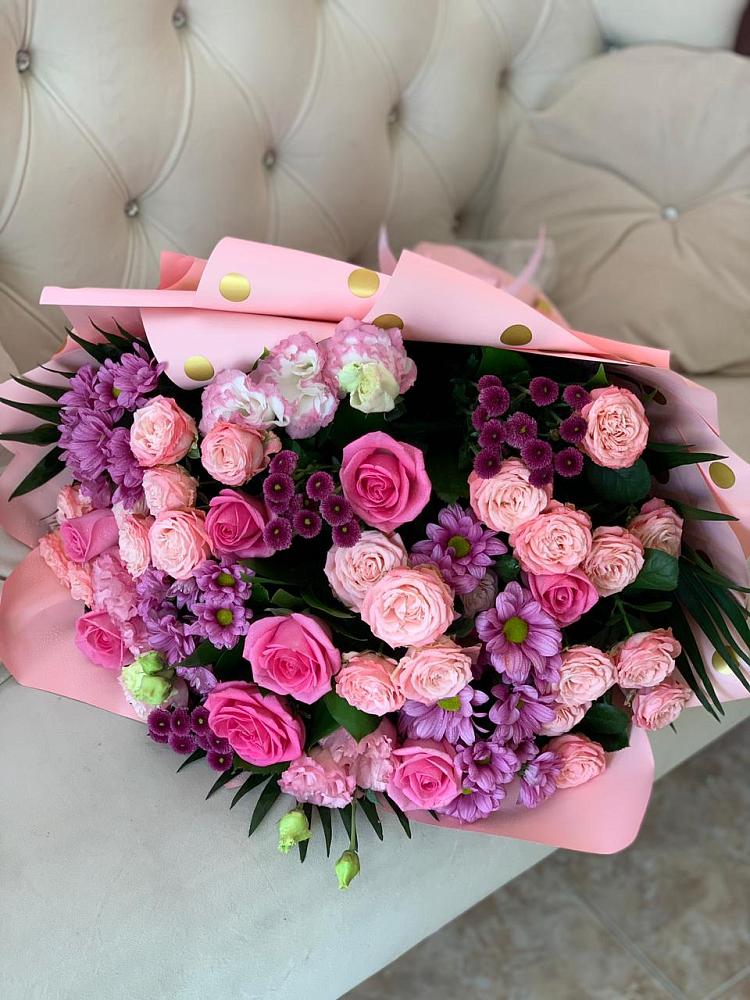 Букет цветов из: Хризантемы, Розы и Лизиантусы в Михайловской Слободе