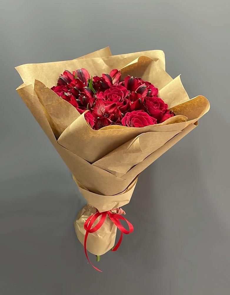 Букет цветов из: Альстромерии и Розы в Михайловской Слободе