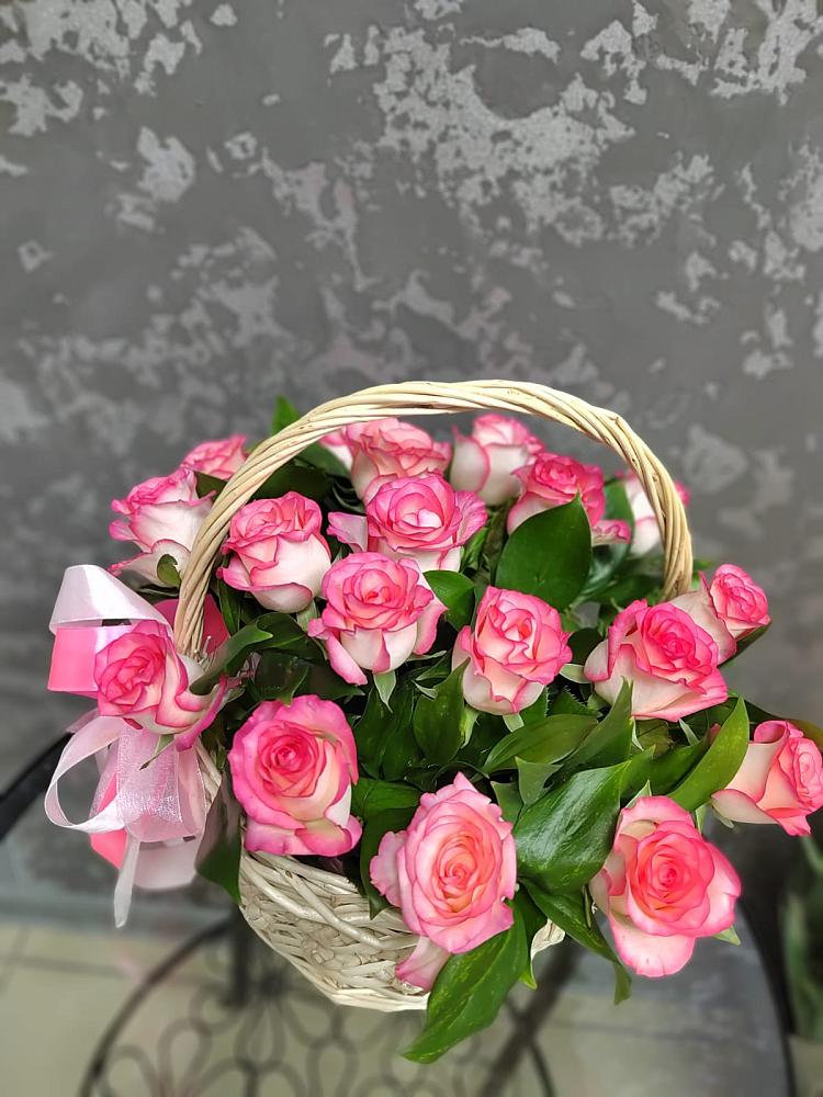 Цветочная композиция из Розы в корзине в Михайловской Слободе
