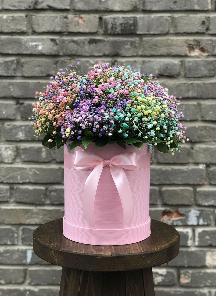 Цветочная композиция из Гипсофила и Розы в шляпной коробке в Михайловской Слободе