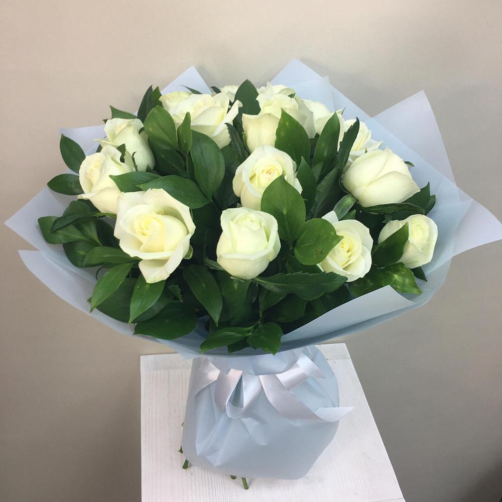 Букет 15 Белых роз Проуд в Михайловской Слободе