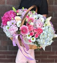 Цветочная композиция из Розы, Хризантемы, Пионы и Лизиантусы в корзине в Михайловской Слободе