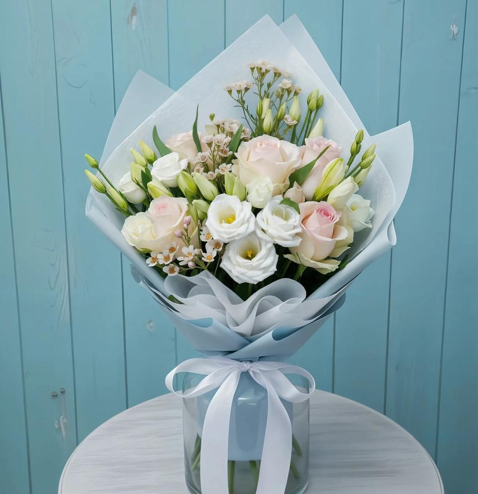 Букет цветов из: Розы и Лизиантусы в Михайловской Слободе