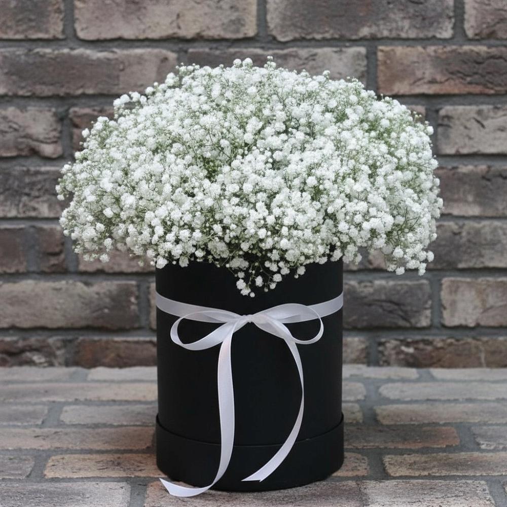 Цветочная композиция из Гипсофила в шляпной коробке в Михайловской Слободе