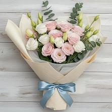 Букет цветов из:  Лизиантусы в Михайловской Слободе