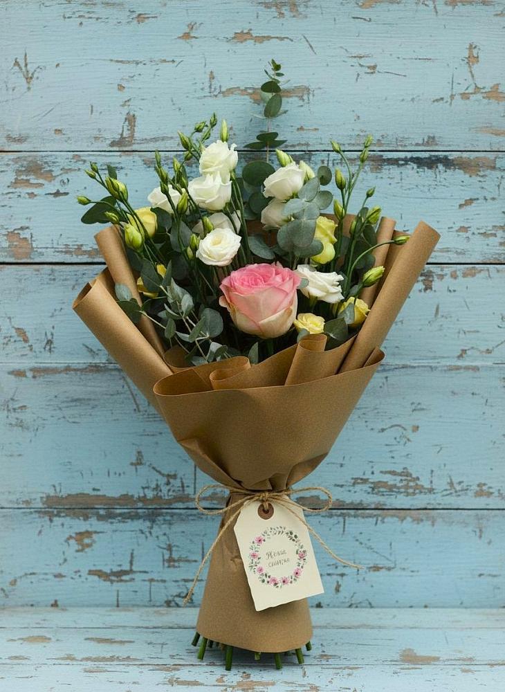 Букет цветов из: Розы и Лизиантусы в Михайловской Слободе