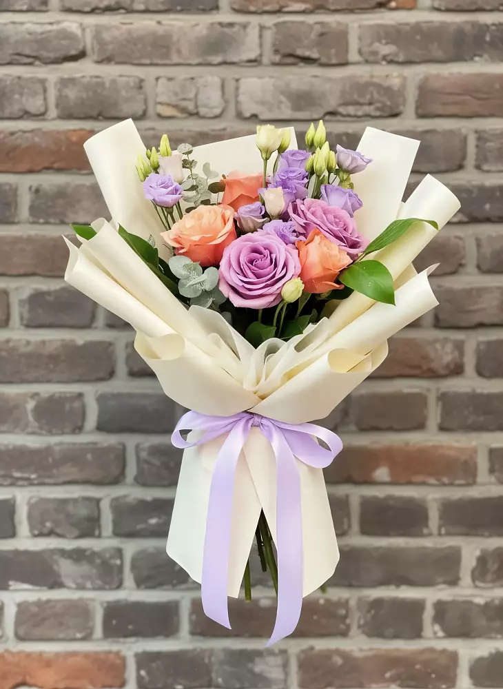 Букет цветов из: Лизиантусы и Розы в Михайловской Слободе