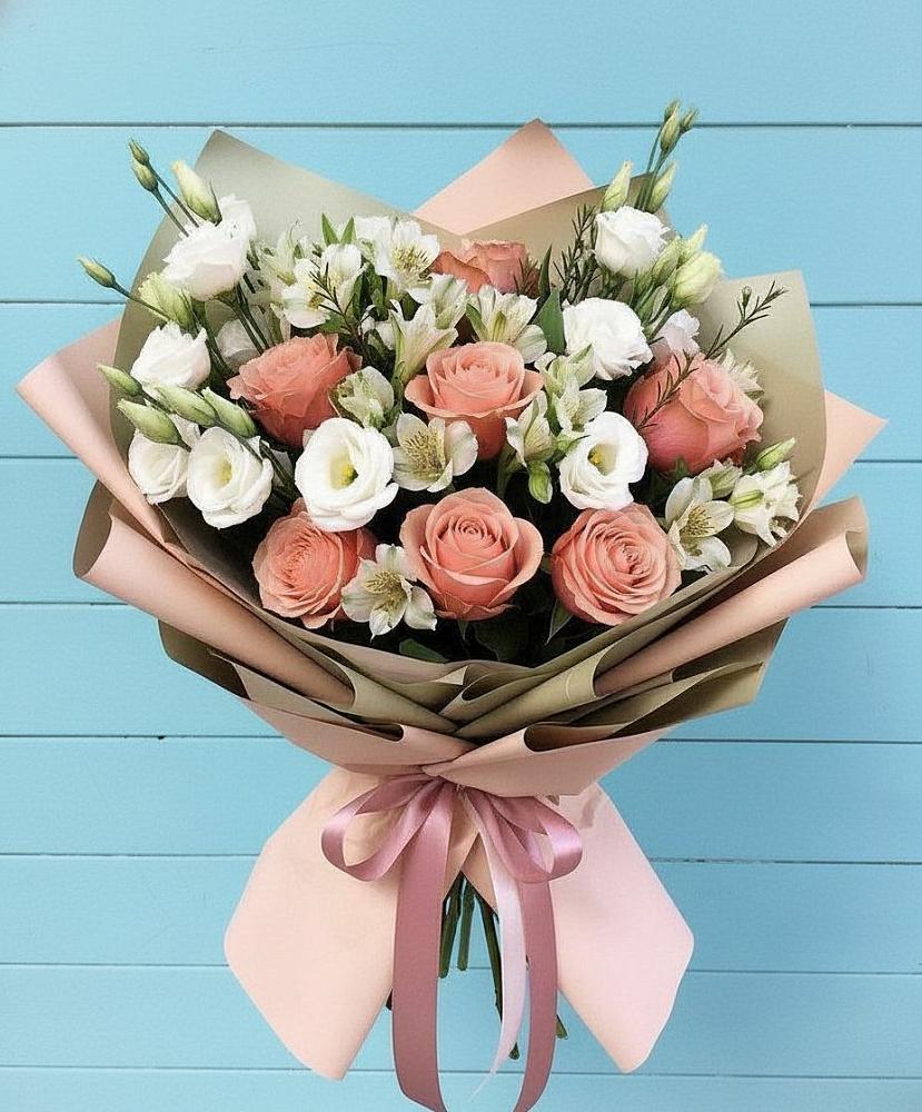 Букет цветов из: Розы, Альстромерии и Лизиантусы в Михайловской Слободе