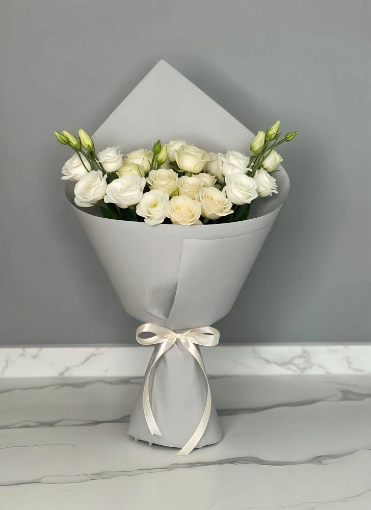 Букет цветов из: Розы и Лизиантусы в Михайловской Слободе