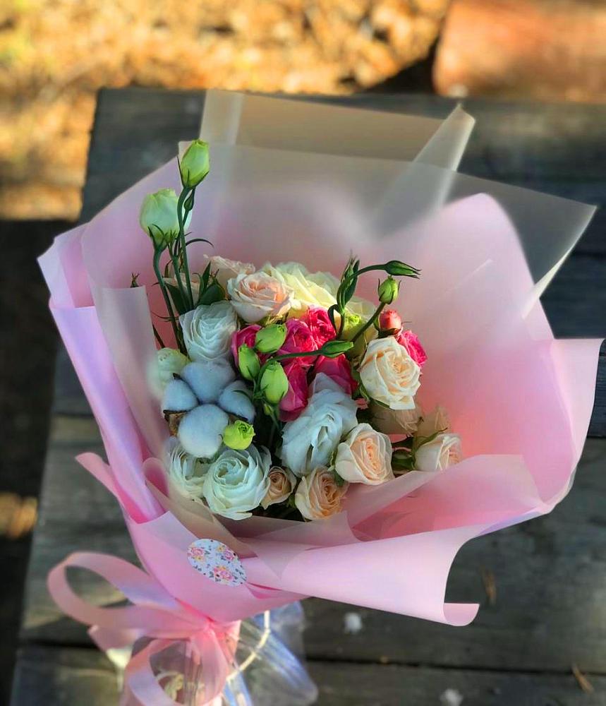 Букет цветов из: Розы и Лизиантусы в Михайловской Слободе