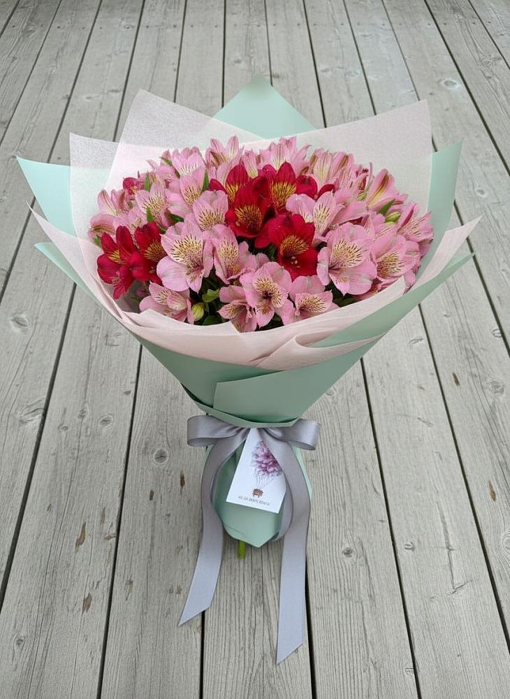 Букет цветов из: Альстромерии в Михайловской Слободе