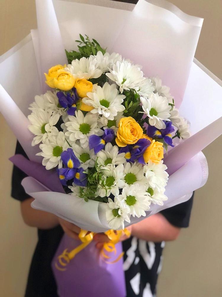 Букет цветов из: Ирисы, Хризантемы и Розы в Михайловской Слободе