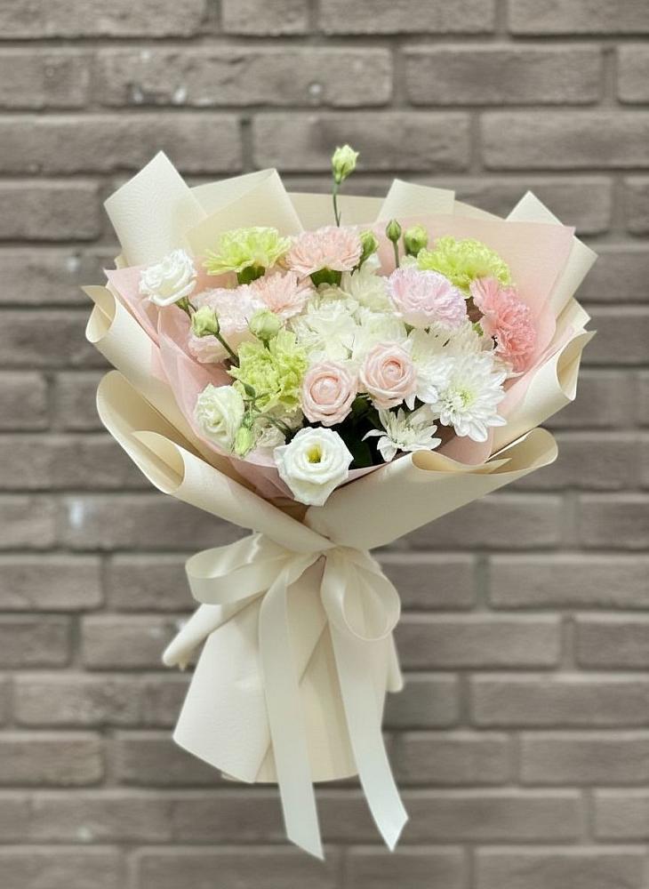 Букет цветов из: Гвоздики, Розы, Лизиантусы и Хризантемы в Михайловской Слободе