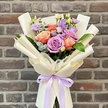 Букет цветов из:  Лизиантусы и Розы в Михайловской Слободе