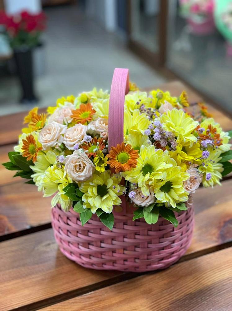 Цветочная композиция из Хризантемы и Розы в корзине в Михайловской Слободе