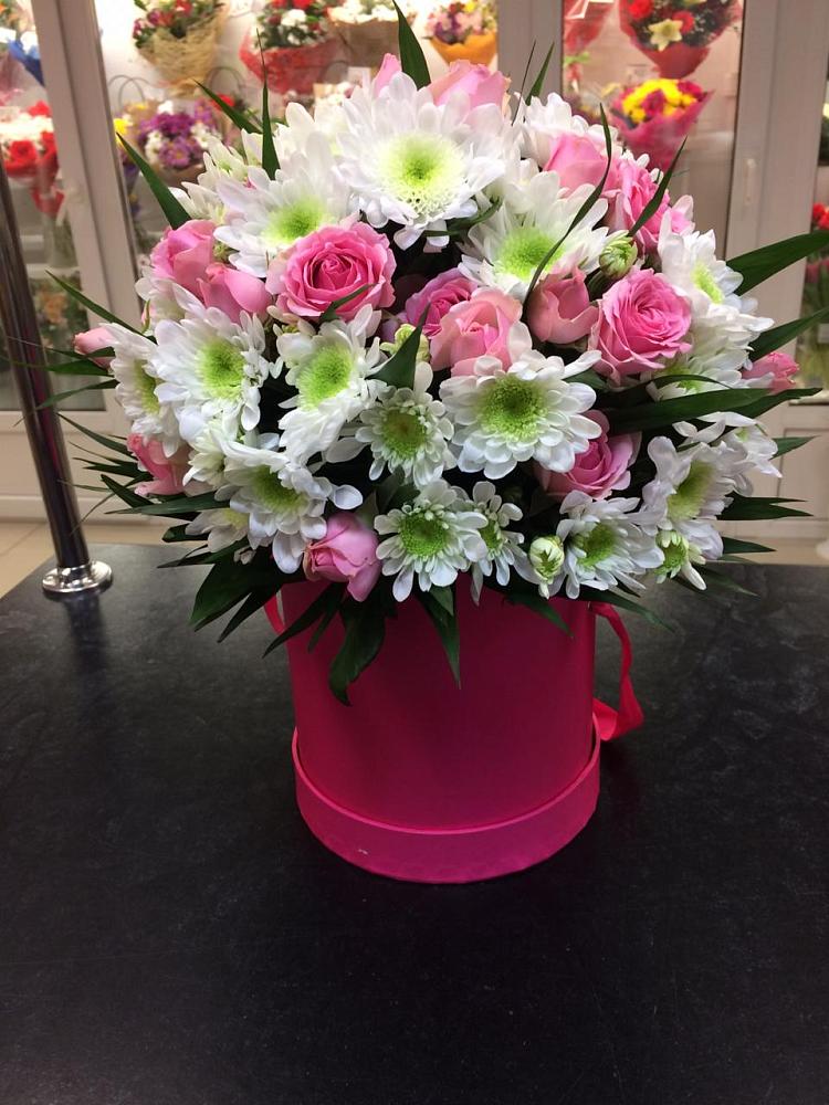 Цветочная композиция из Розы и Хризантемы в шляпной коробке в Михайловской Слободе