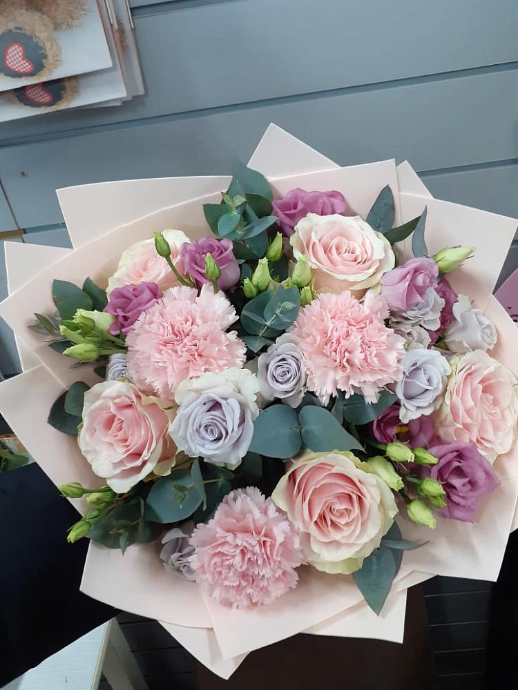 Букет цветов из: Розы, Гвоздики и Лизиантусы в Михайловской Слободе