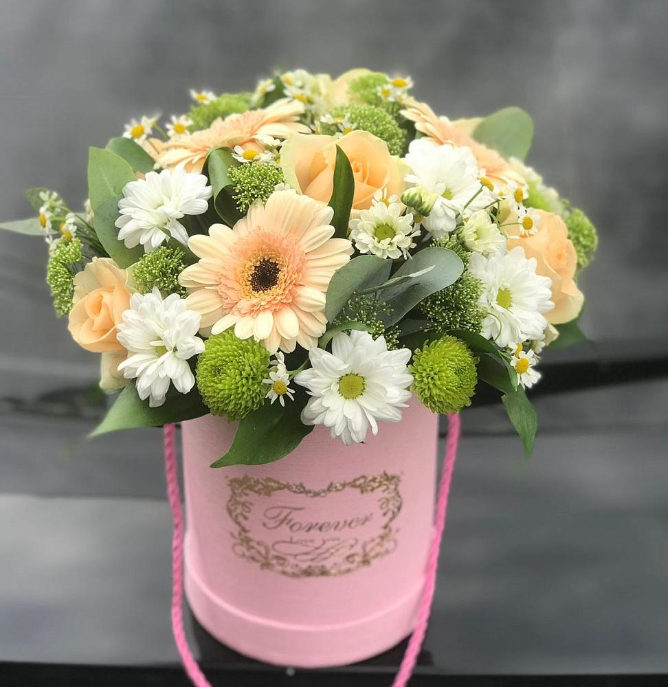 Цветочная композиция из Розы, Герберы и Хризантемы в шляпной коробке в Михайловской Слободе