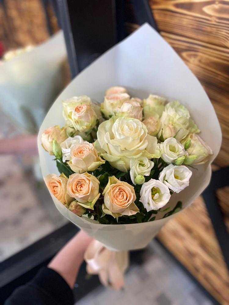 Букет цветов из: Розы и Лизиантусы в Михайловской Слободе