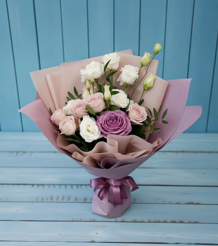 Букет цветов из: Розы и Лизиантусы в Михайловской Слободе